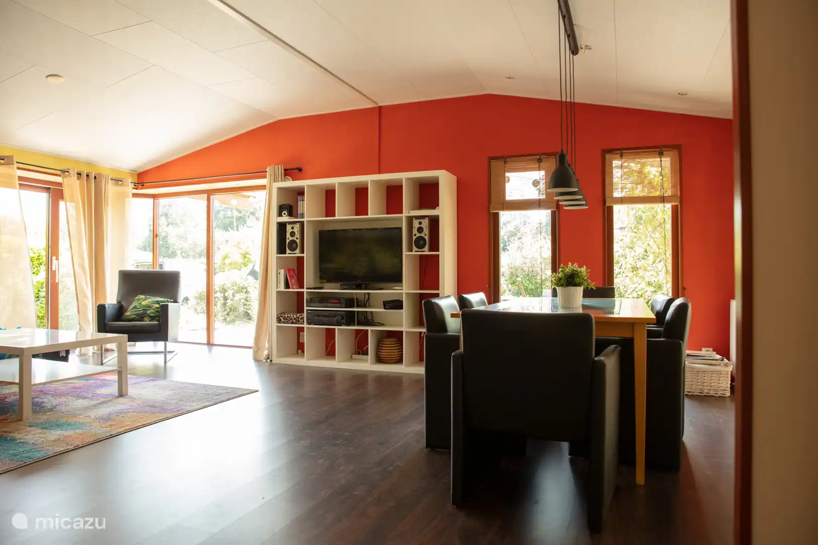 salon avec grande table pour 6 personnes