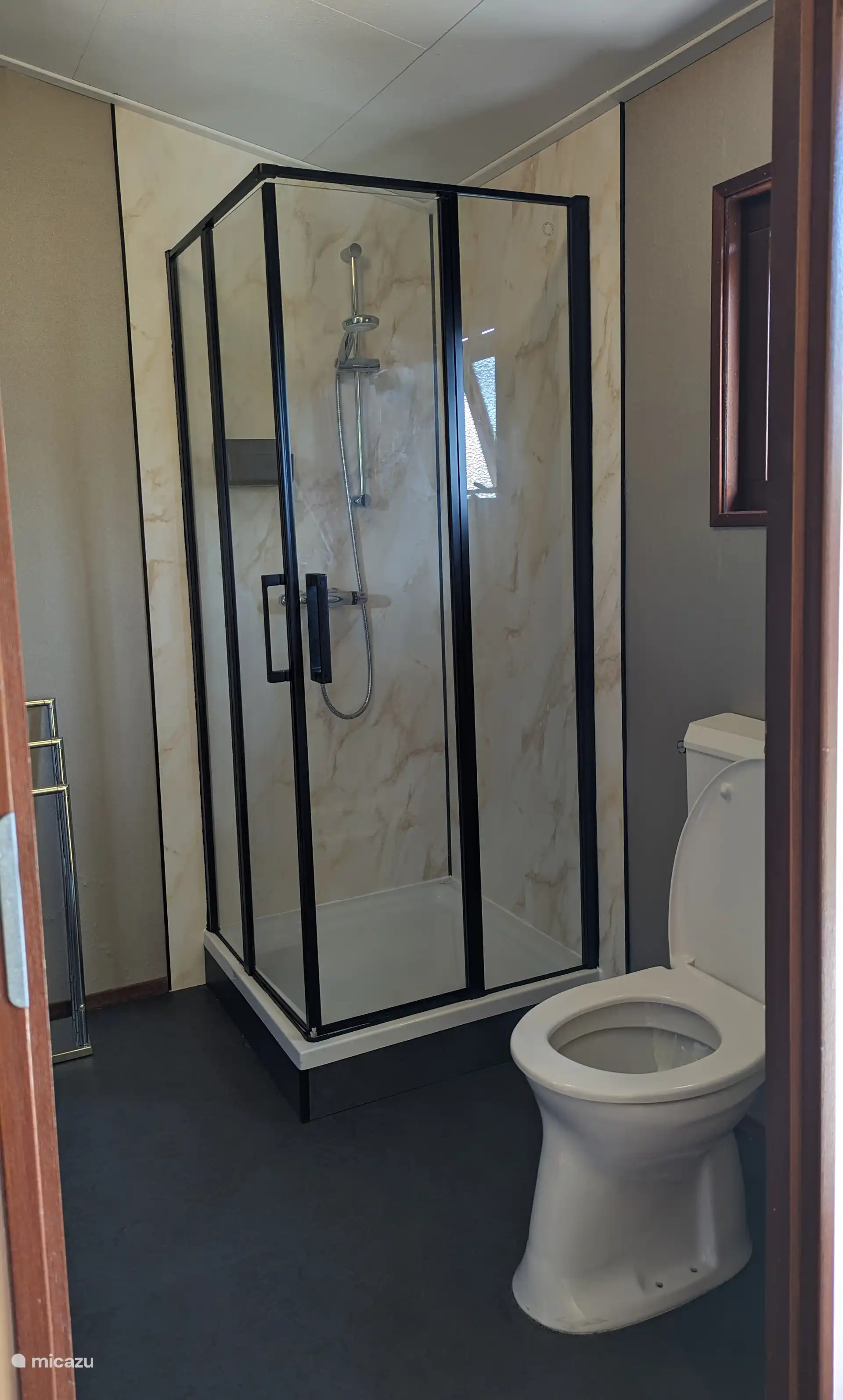 la salle de bain avec douche, WC et lavabo