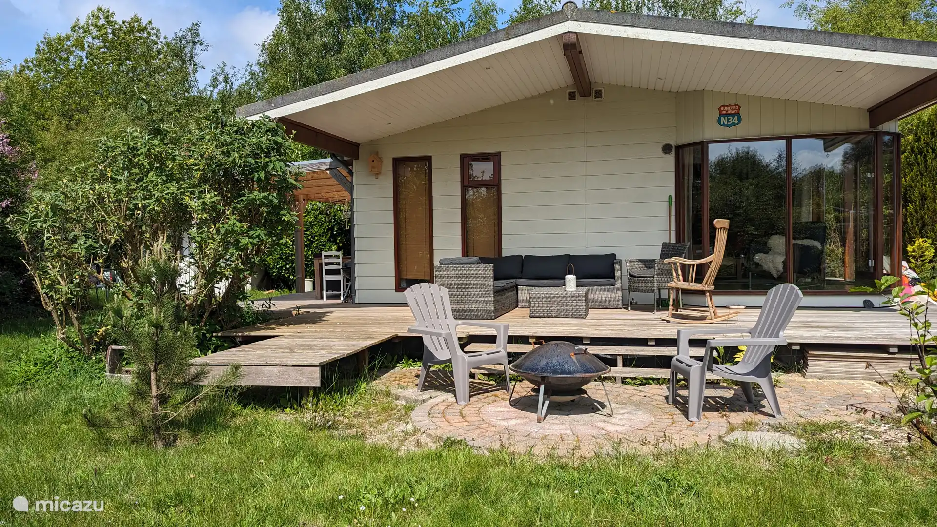 Vous pouvez toujours vous asseoir confortablement sur la terrasse couverte avec le soleil et la pluie.
Le chalet fait exactement face au sud