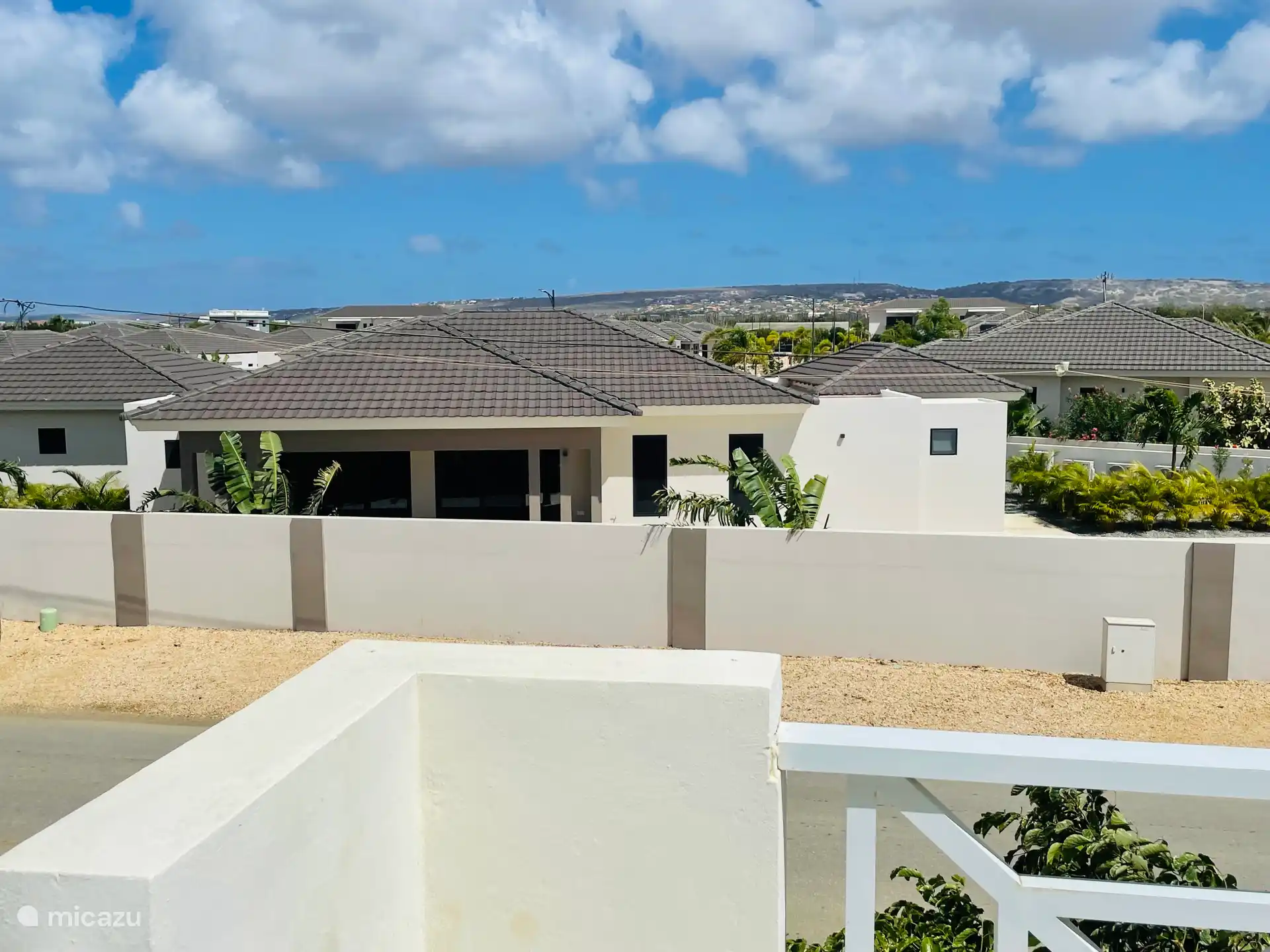 Vue large depuis la terrasse sur le toit 