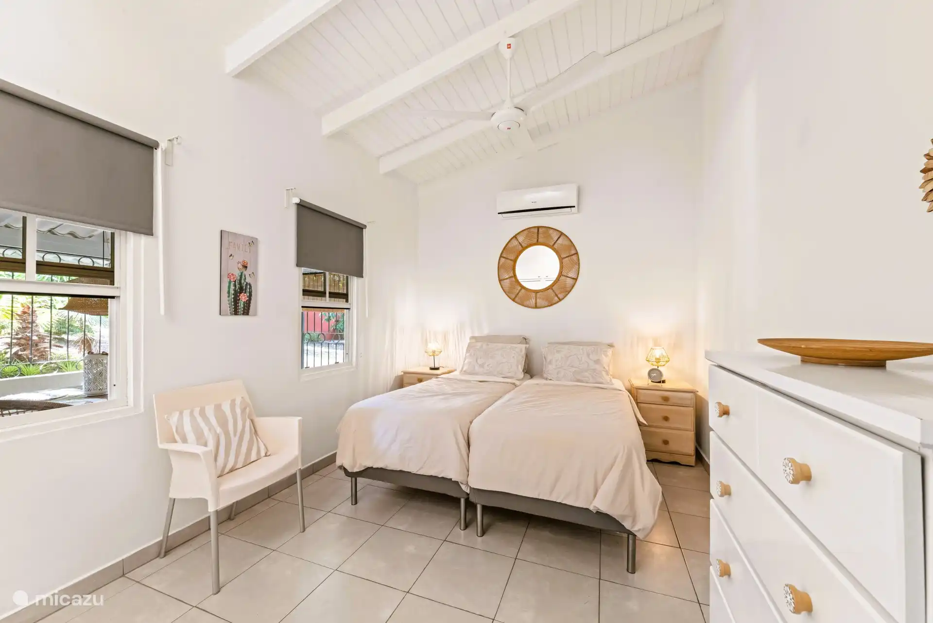 dormitorio grande con dos camas individuales