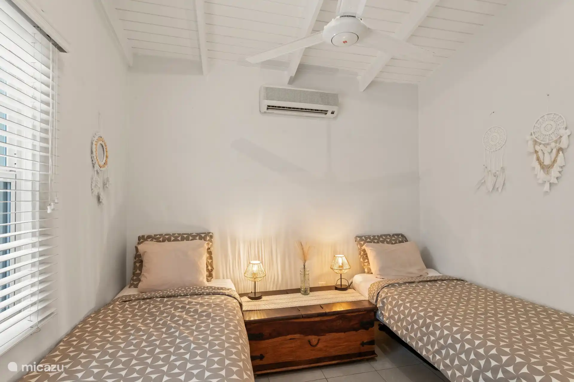 segundo dormitorio con 2 camas individuales, aire acondicionado y armarios grandes