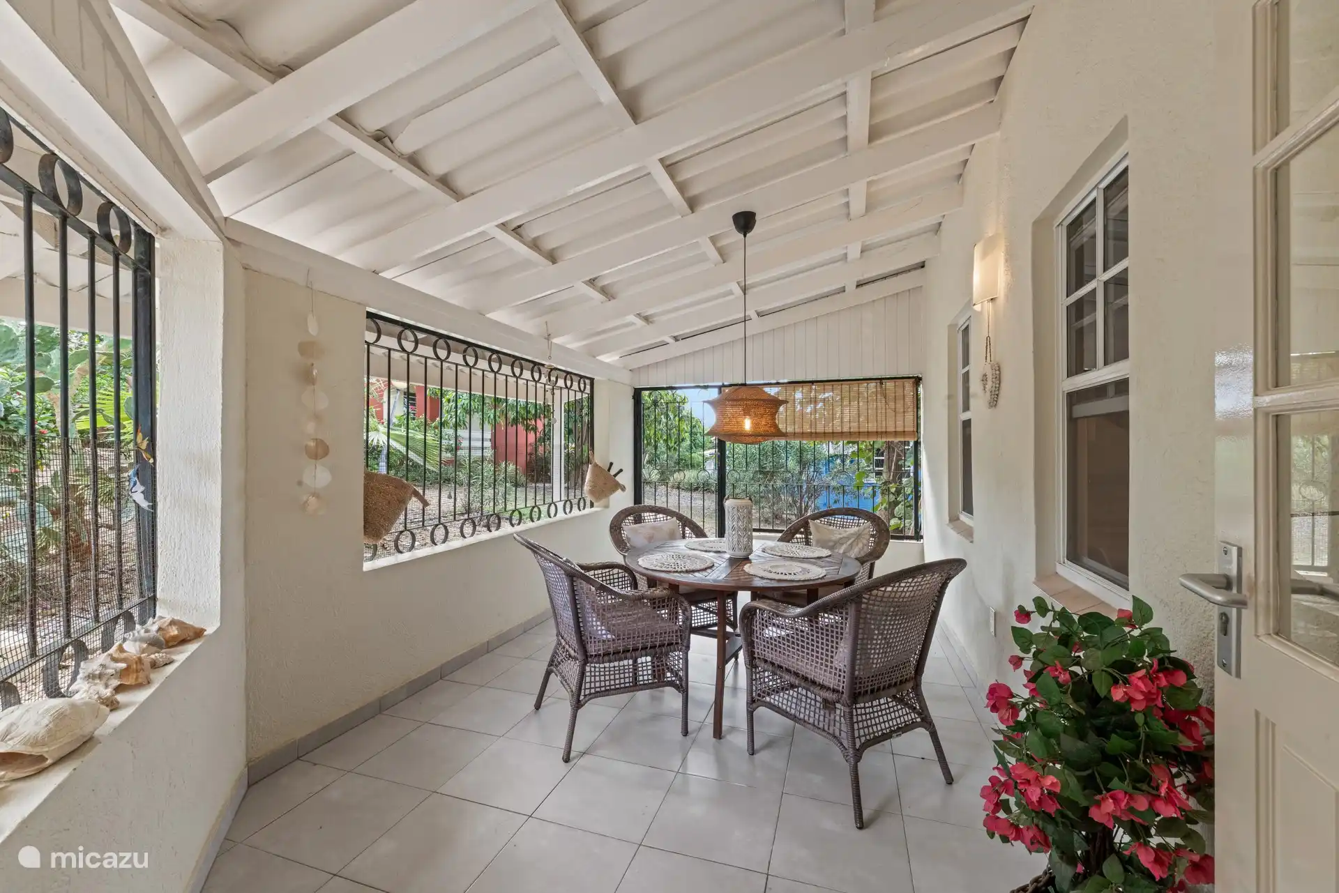 Zona exterior con mesa de comedor