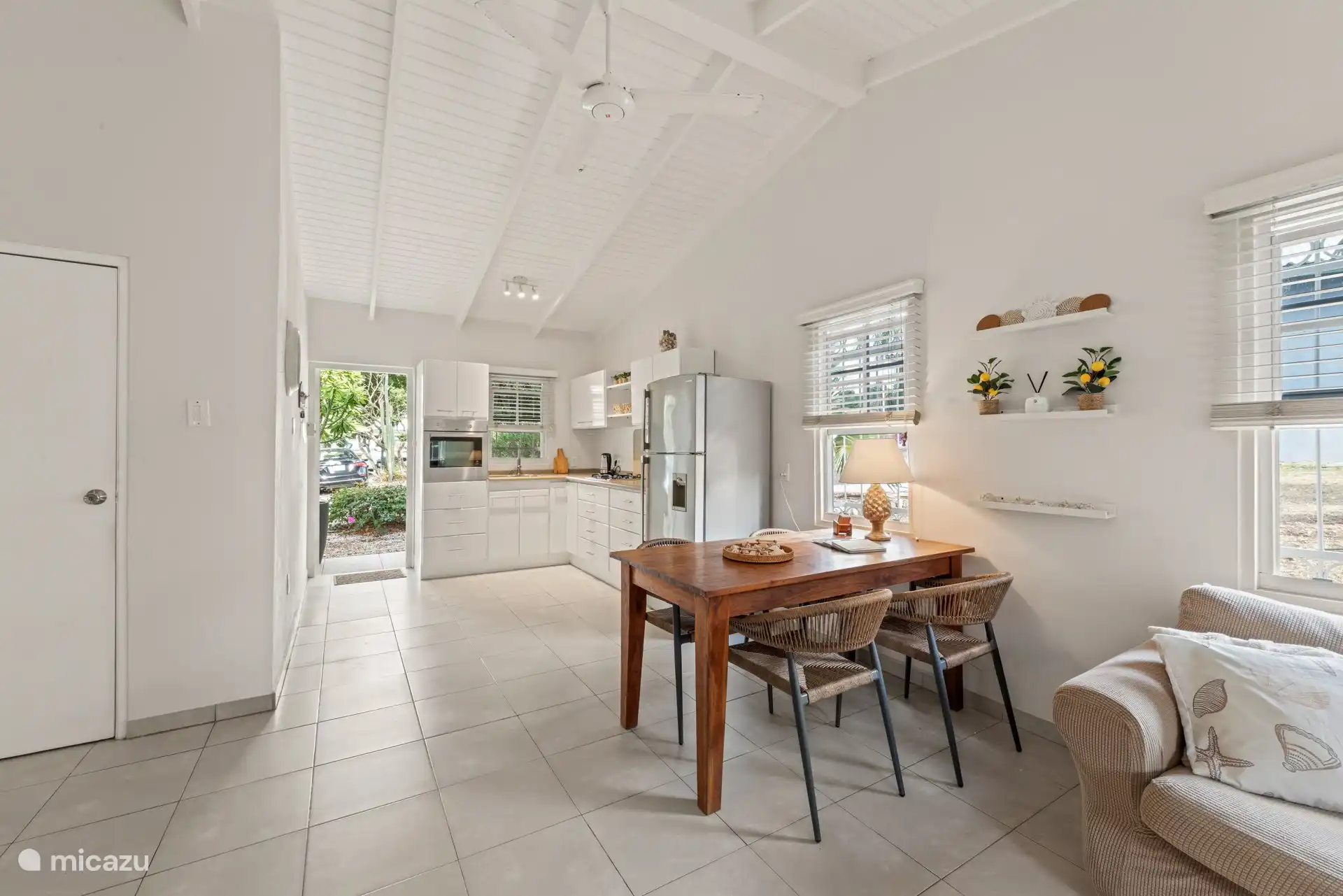 cocina y mesa de comedor