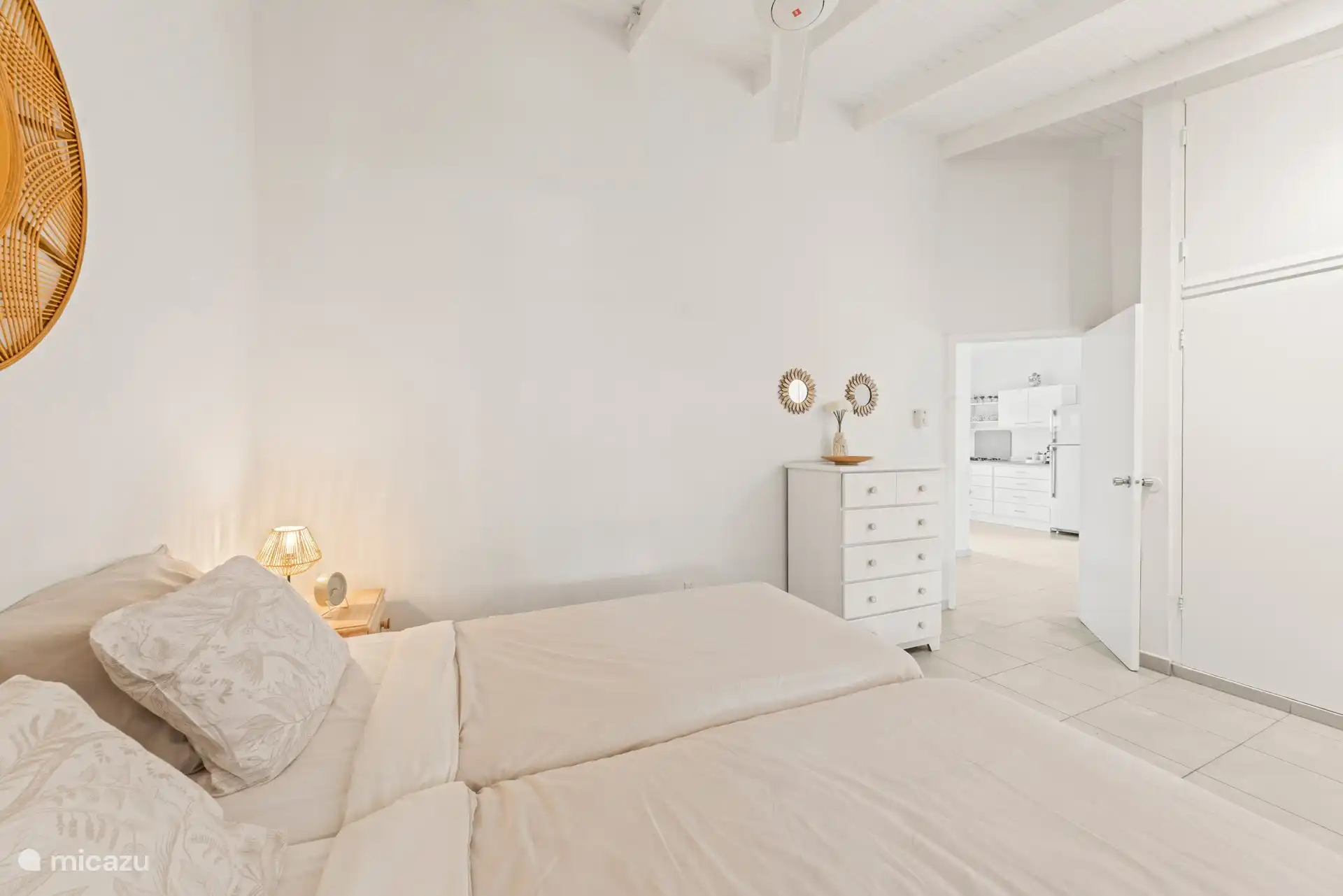 dormitorio grande con armario