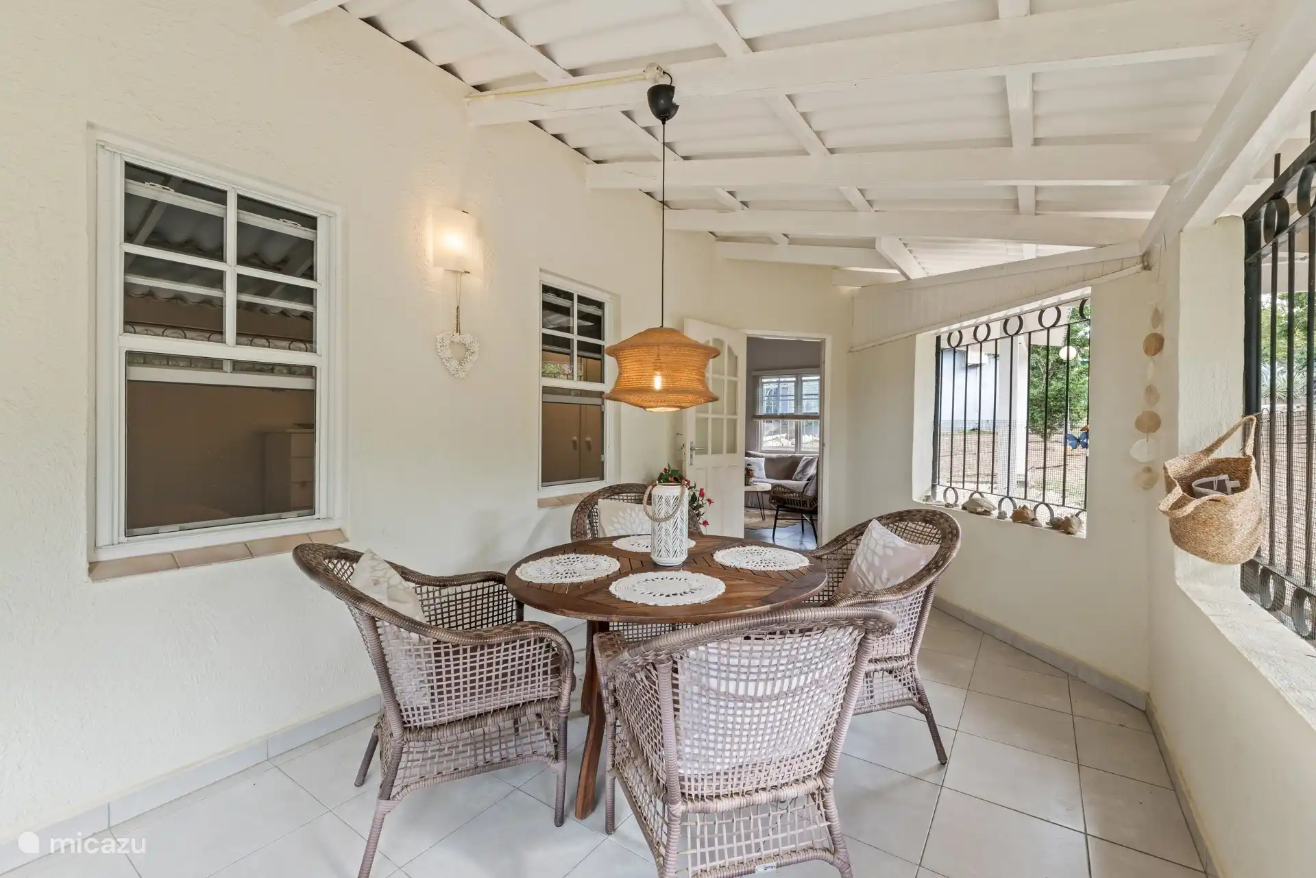 Zona exterior con mesa de comedor 