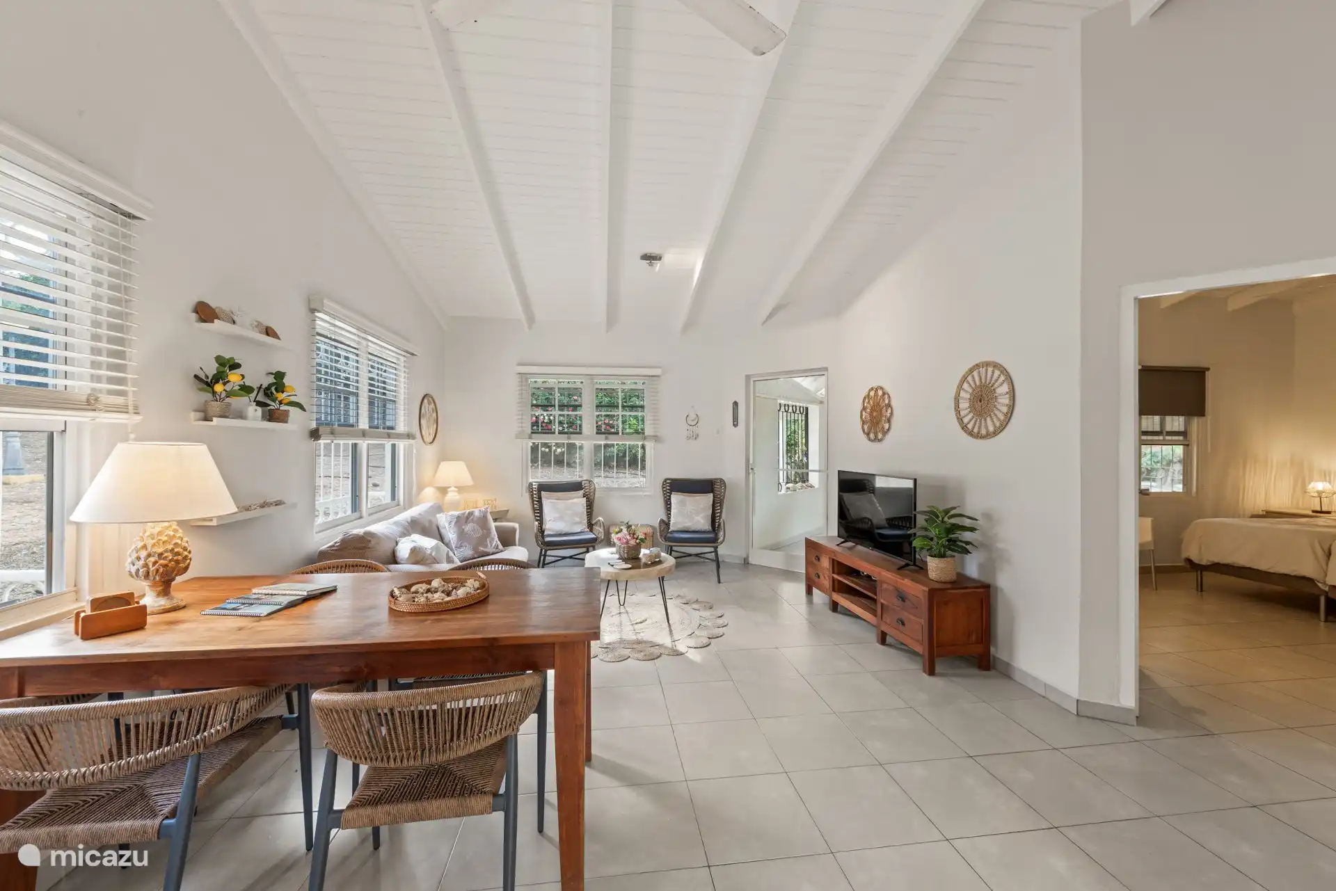 El acogedor salón con mucha luz