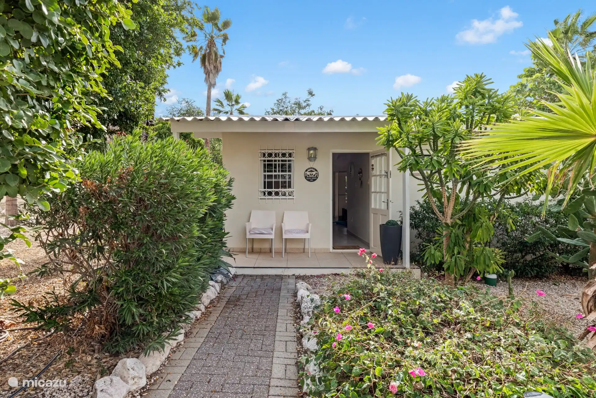 delantera con jardín delantero