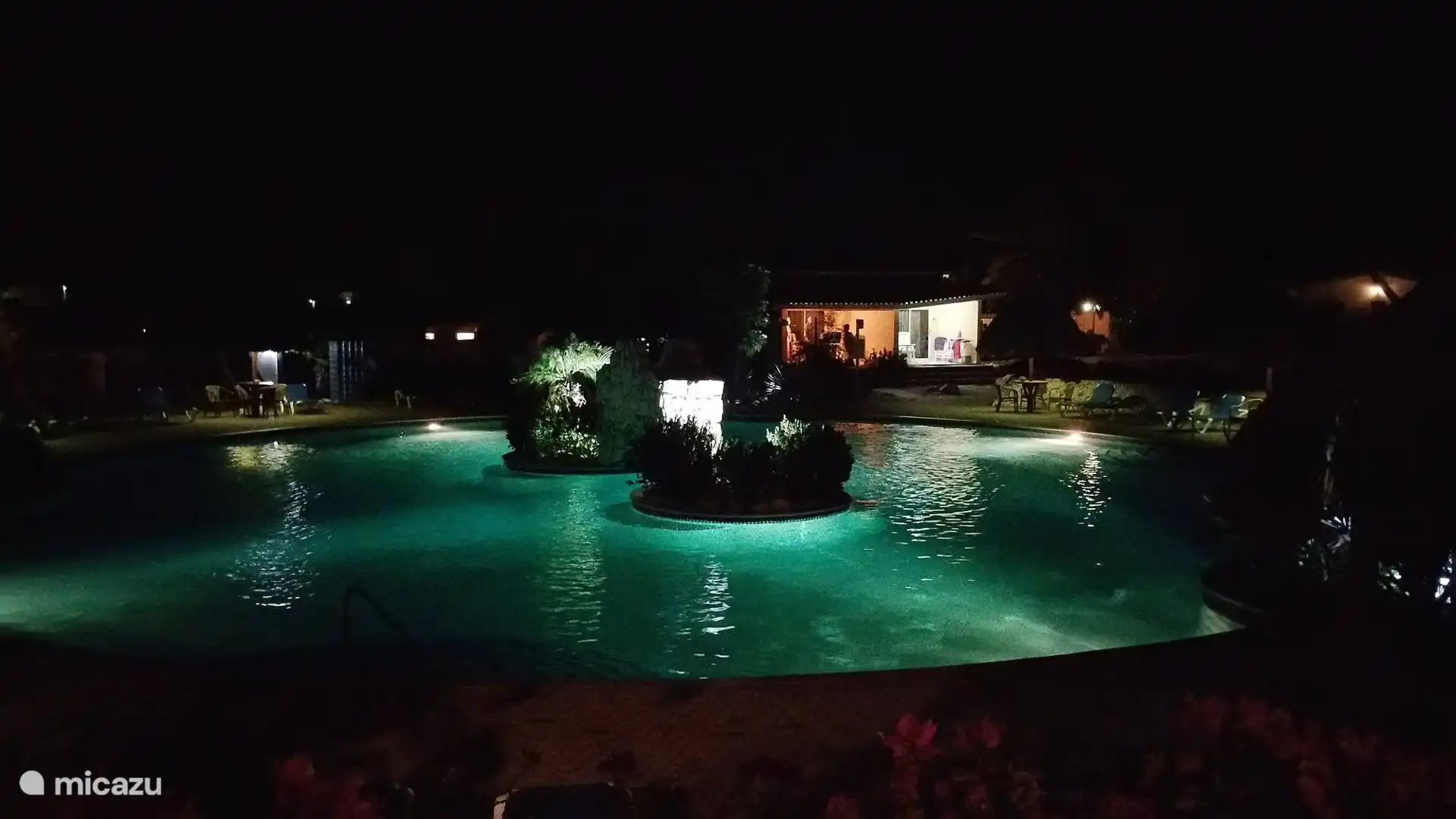 Das Schwimmbad bei Nacht