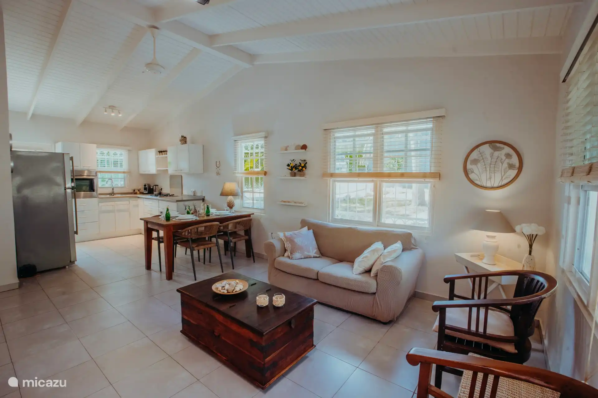 Das geräumige Wohnzimmer