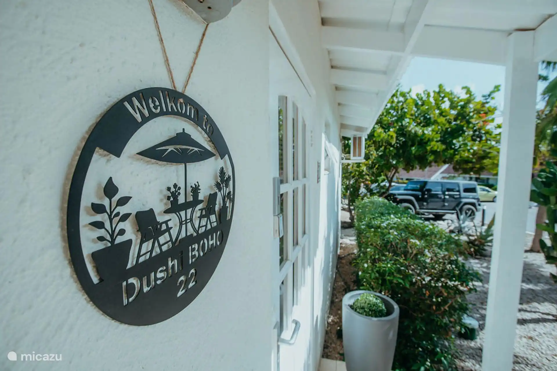 die Haustür mit Sitzgelegenheiten für 2 Personen