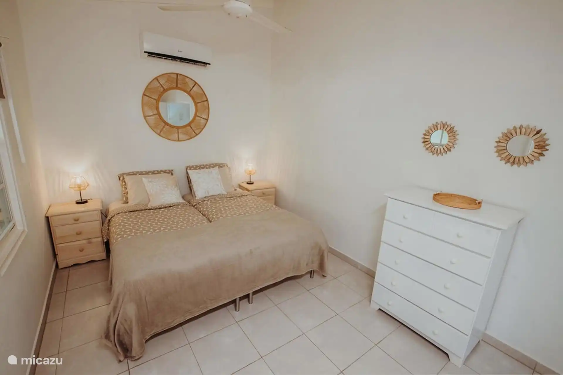 Geräumiges Hauptschlafzimmer mit Einbauschränken