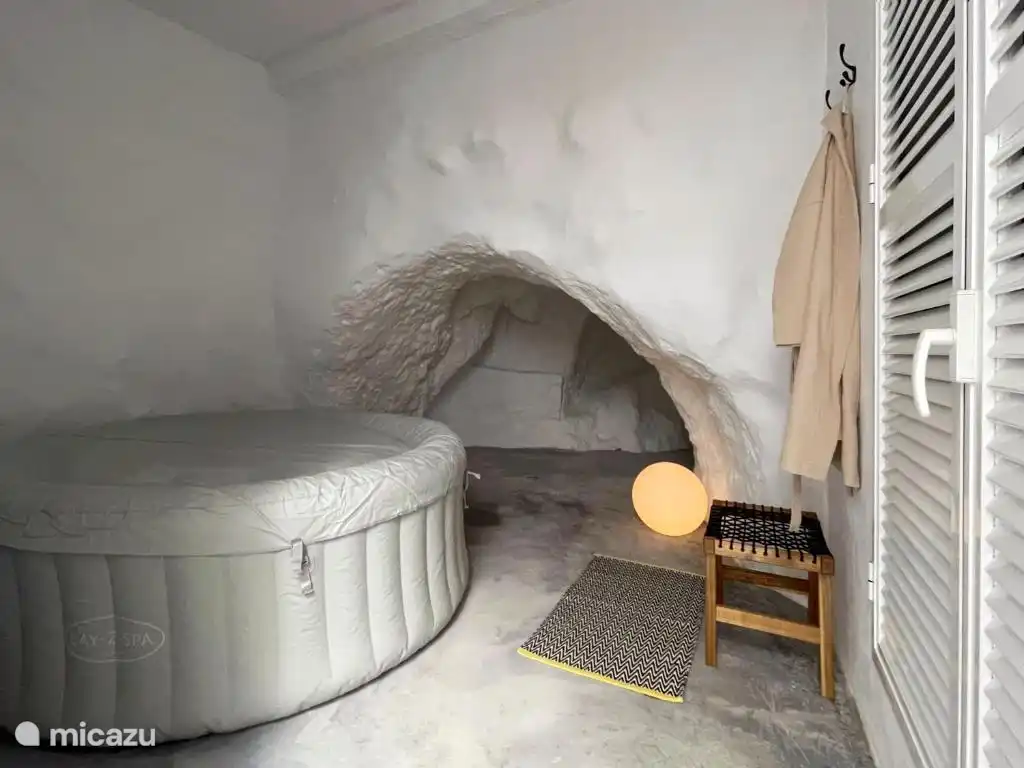 Bodega mit Höhle und Whirlpool