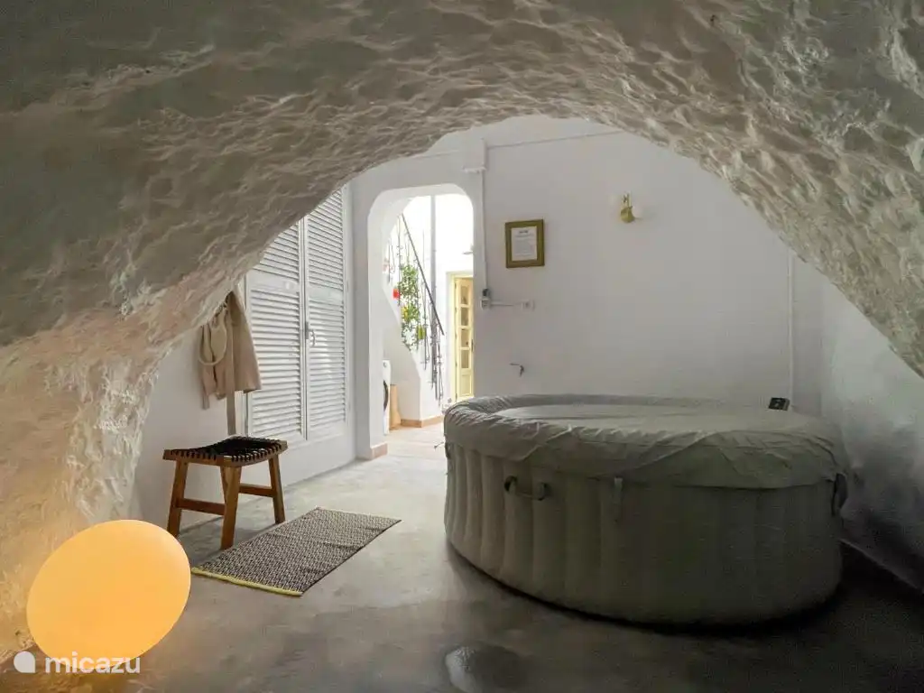 Bodega mit Höhle und Whirlpool