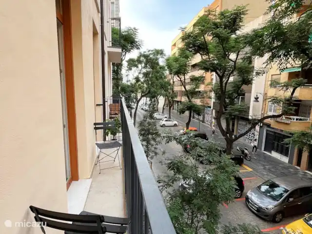 Appartement de luxe au cœur de Valence ! | Espagne, Valence, Valence (ville) - appartement Balcon : rue avant adjacente au salon. Seuls les véhicules immatriculés circulent dans la rue.