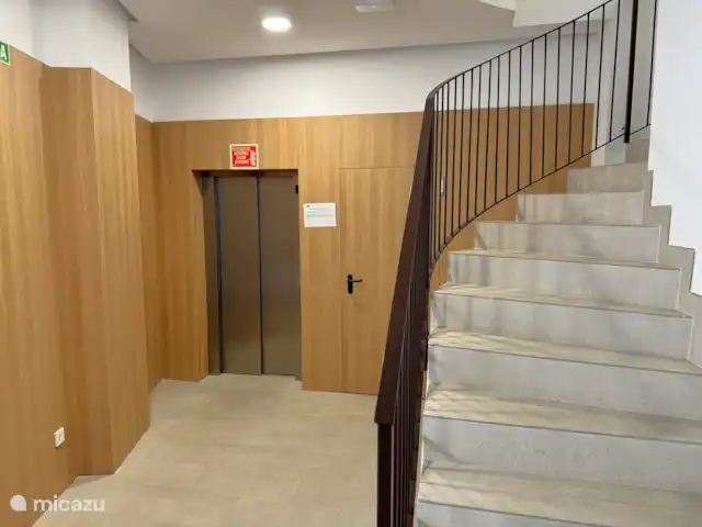 Appartement de luxe au cœur de Valence ! | Espagne, Valence, Valence (ville) - appartement Ascenseur et escalier menant à l’appartement