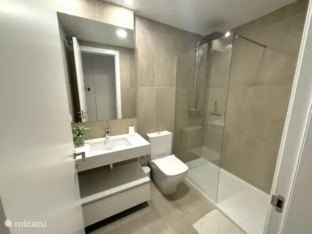 Appartement de luxe au cœur de Valence ! | Espagne, Valence, Valence (ville) - appartement Salle de bain 1 : attenante à la chambre 1 avec douche à effet pluie et toilettes