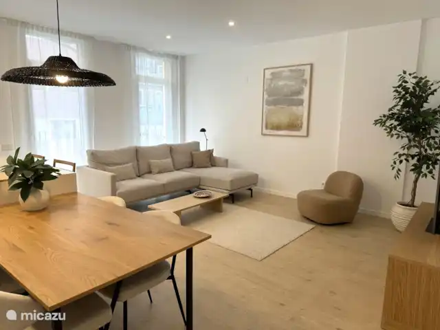 Appartement de luxe au cœur de Valence ! | Espagne, Valence, Valence (ville) - appartement Salon : canapé de luxe, fauteuil, table à manger avec 4 chaises et 2 tabourets de bar