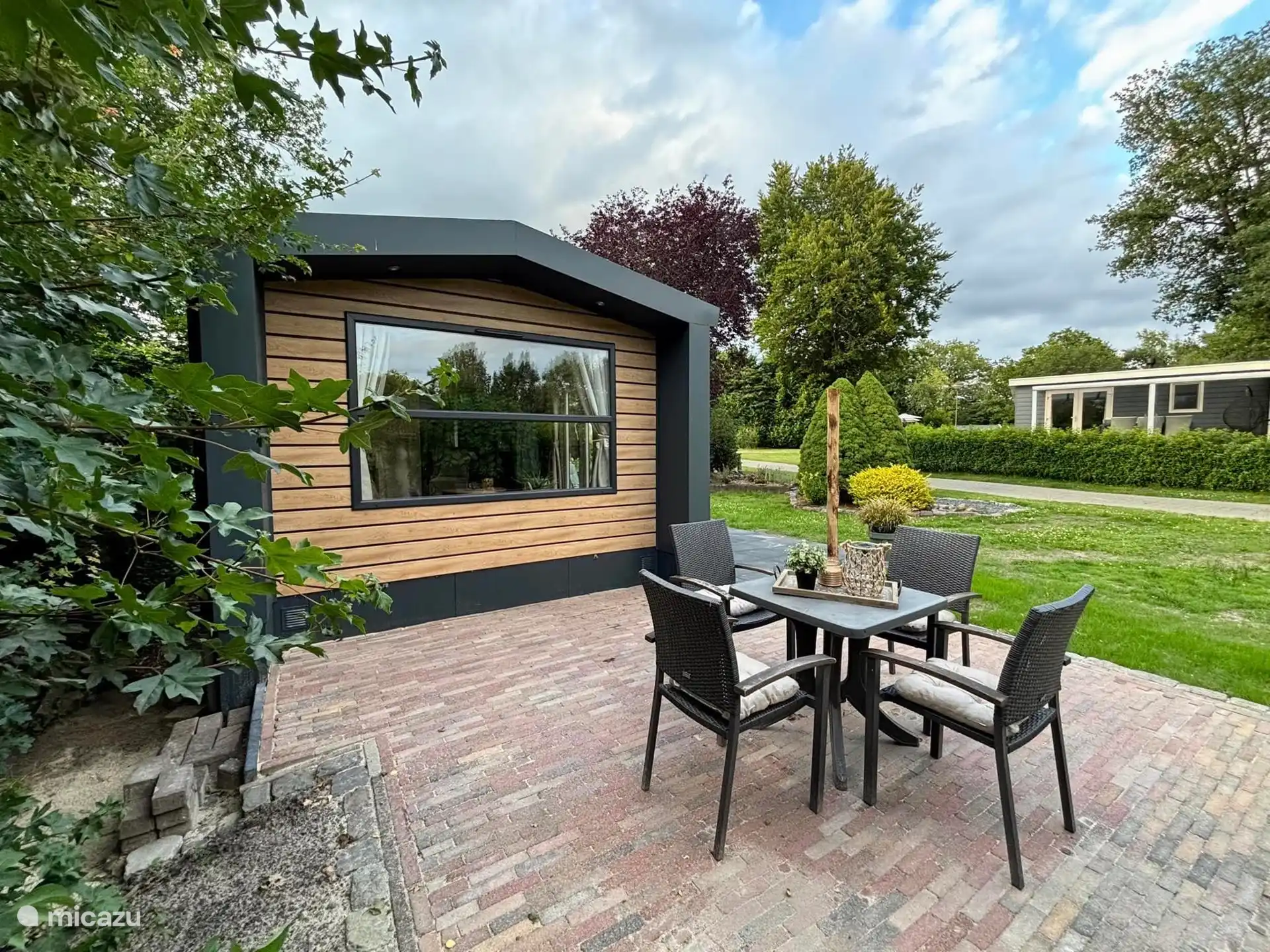 Private terrace with a wide view on the side.