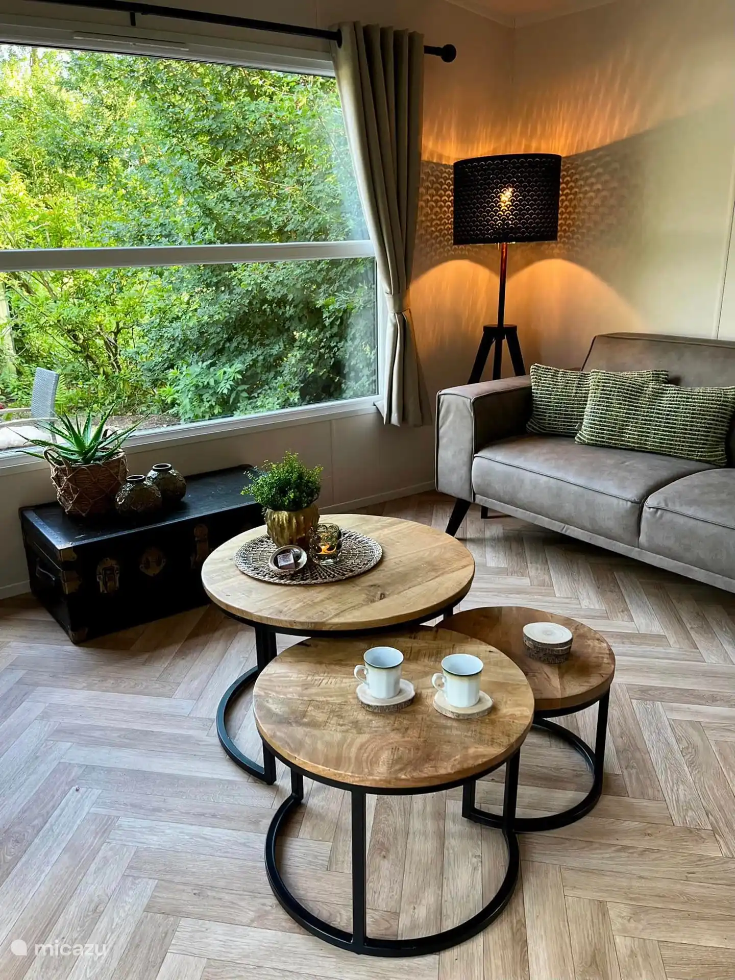 Living room overlooking the green garden. 