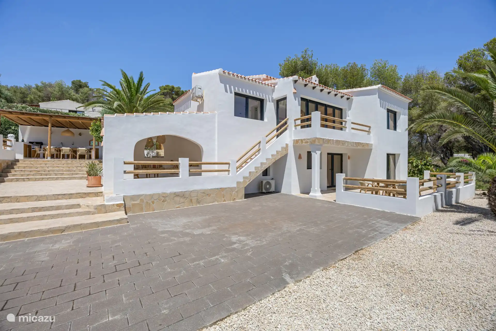 Preciosa villa mediterránea, totalmente renovada y decorada en 2025. Hay mucho espacio para 2 familias o una familia numerosa. 