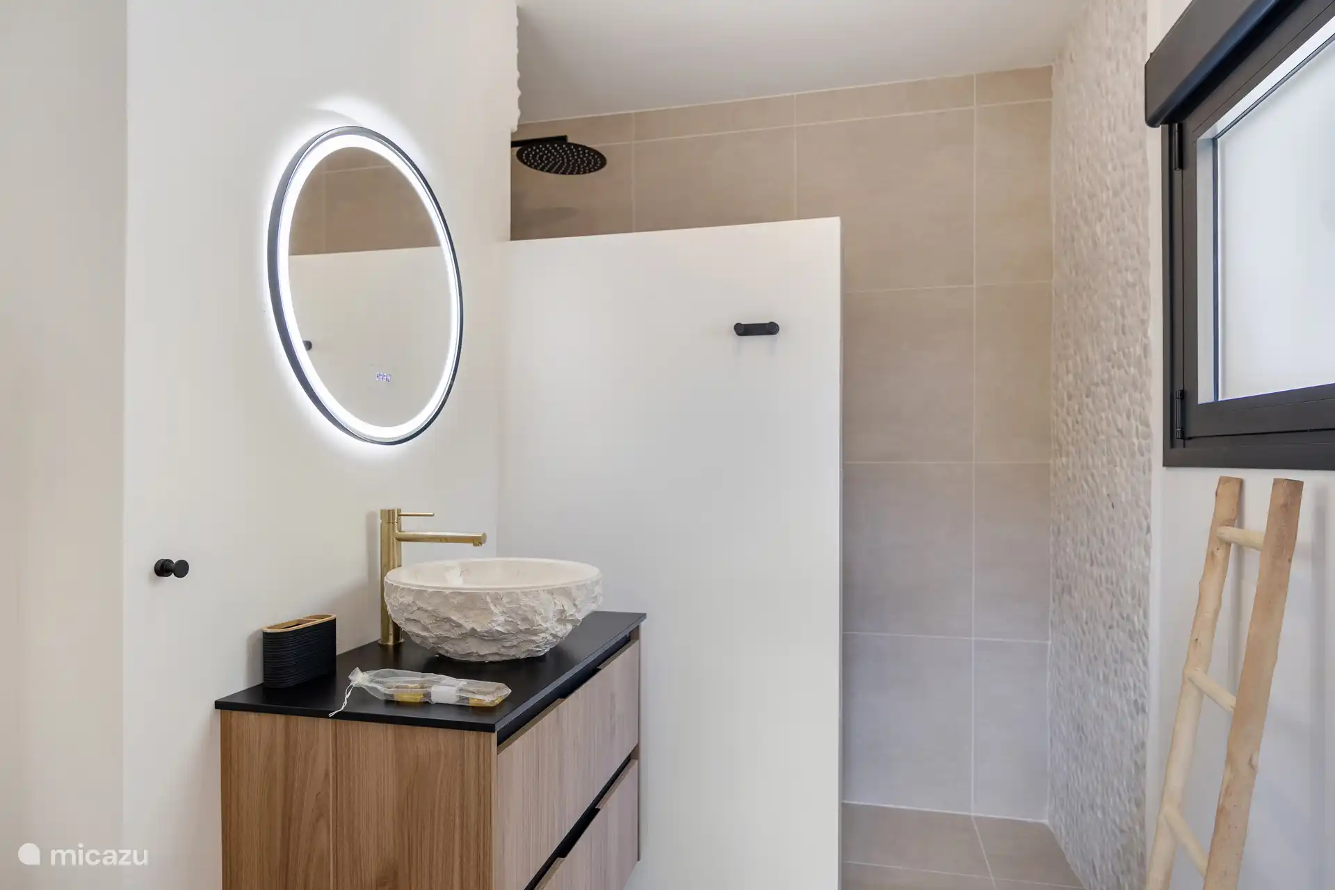 Cuarto de baño con lavadero, inodoro y ducha a ras de suelo