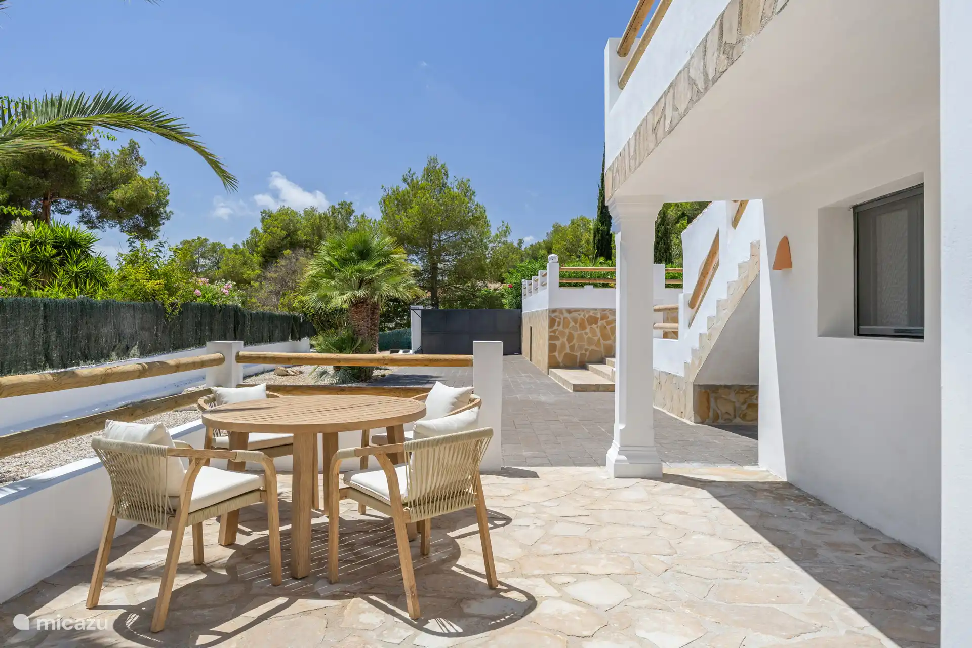 Mesa en el apartamento de la planta baja