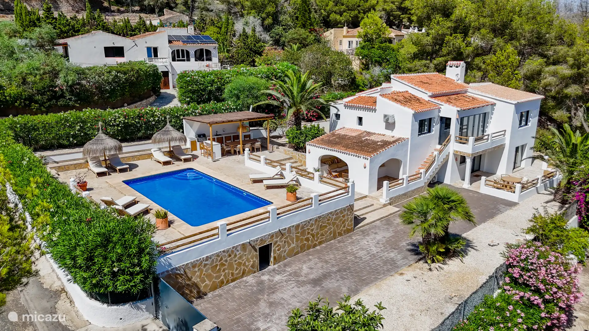 La villa en su totalidad.