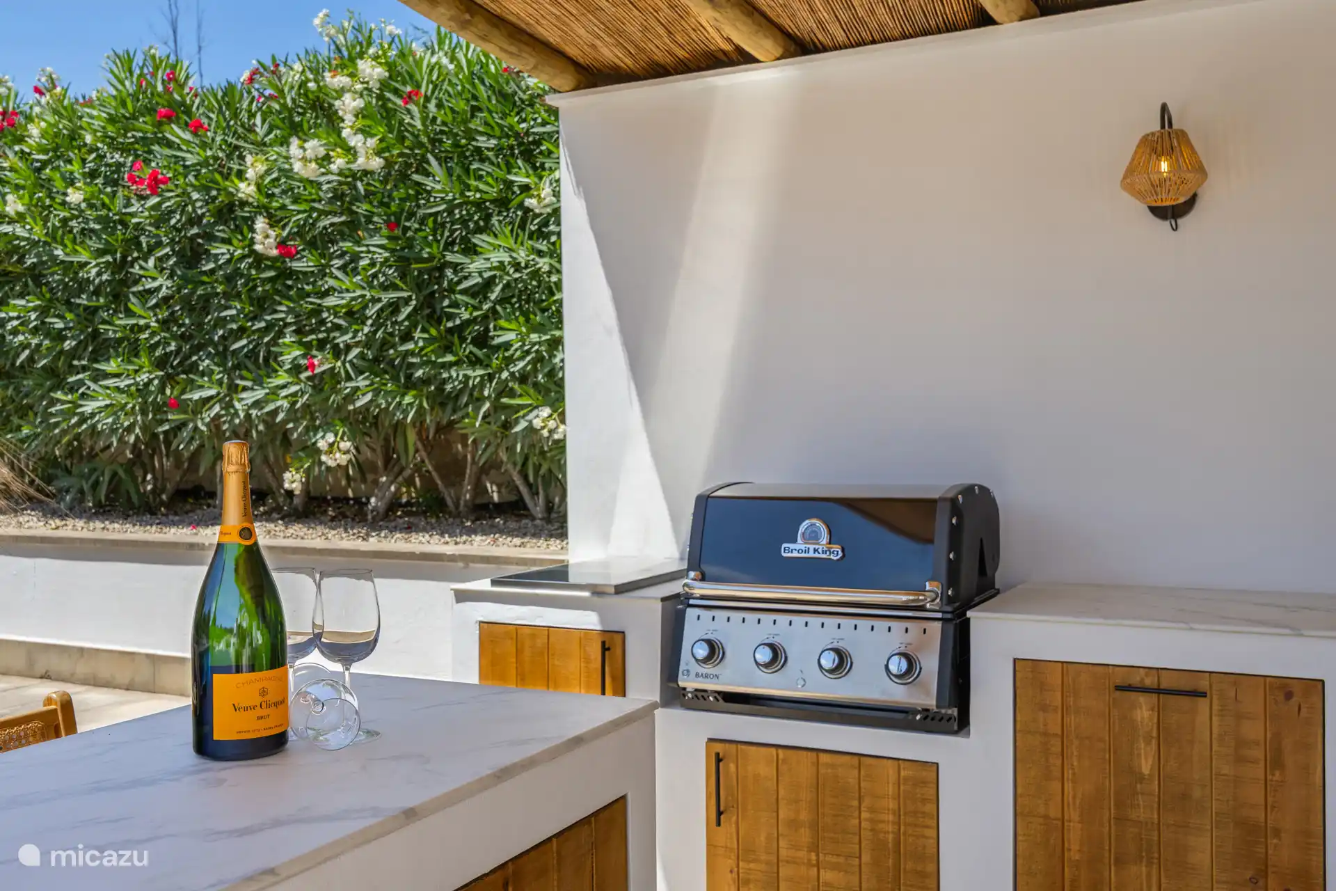 ¿No tienes pizza? ¡Esta barbacoa de gas Broil King se encarga de tu comida!