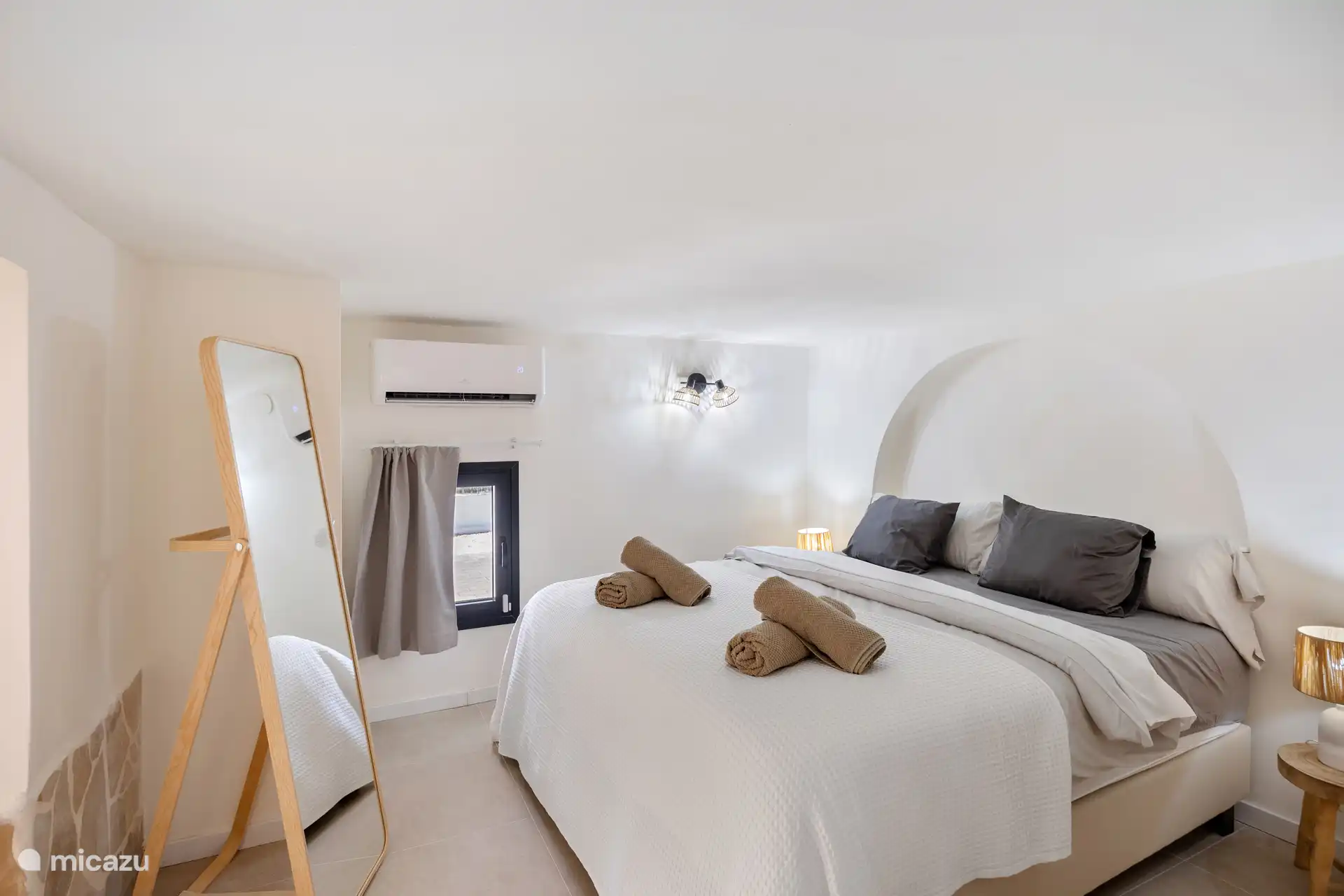 Dormitorio con cama doble 180x200 