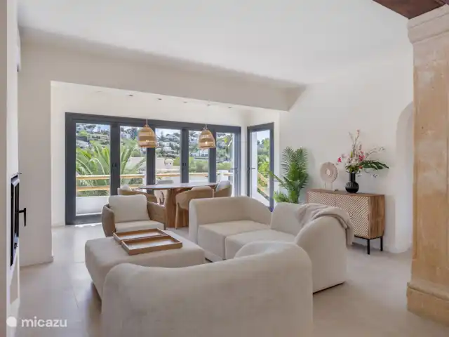 Casa Salud - Belle Villa Familiale  | Espagne, Costa Blanca, Jávea - villa Salon meublé de style Ibiza-Boho. La lumière naturelle rend cette villa très agréable et agréable. D’ailleurs, chaque pièce a cette lumière !