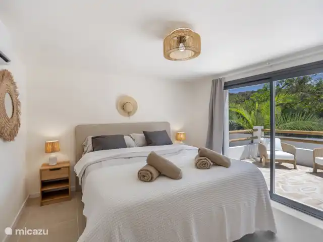 Casa Salud - Belle Villa Familiale  | Espagne, Costa Blanca, Jávea - villa Lit double 180x200 avec accès à la terrasse avec siège.
