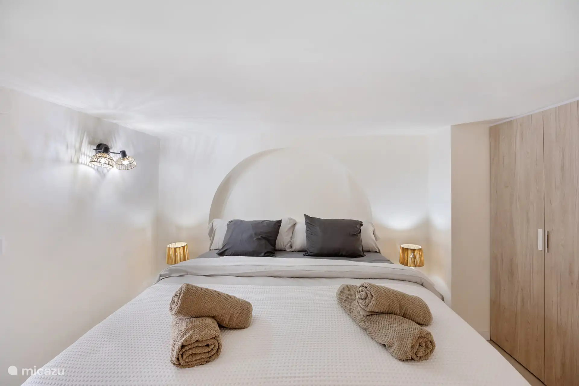 Dormitorio en la planta baja con cama doble