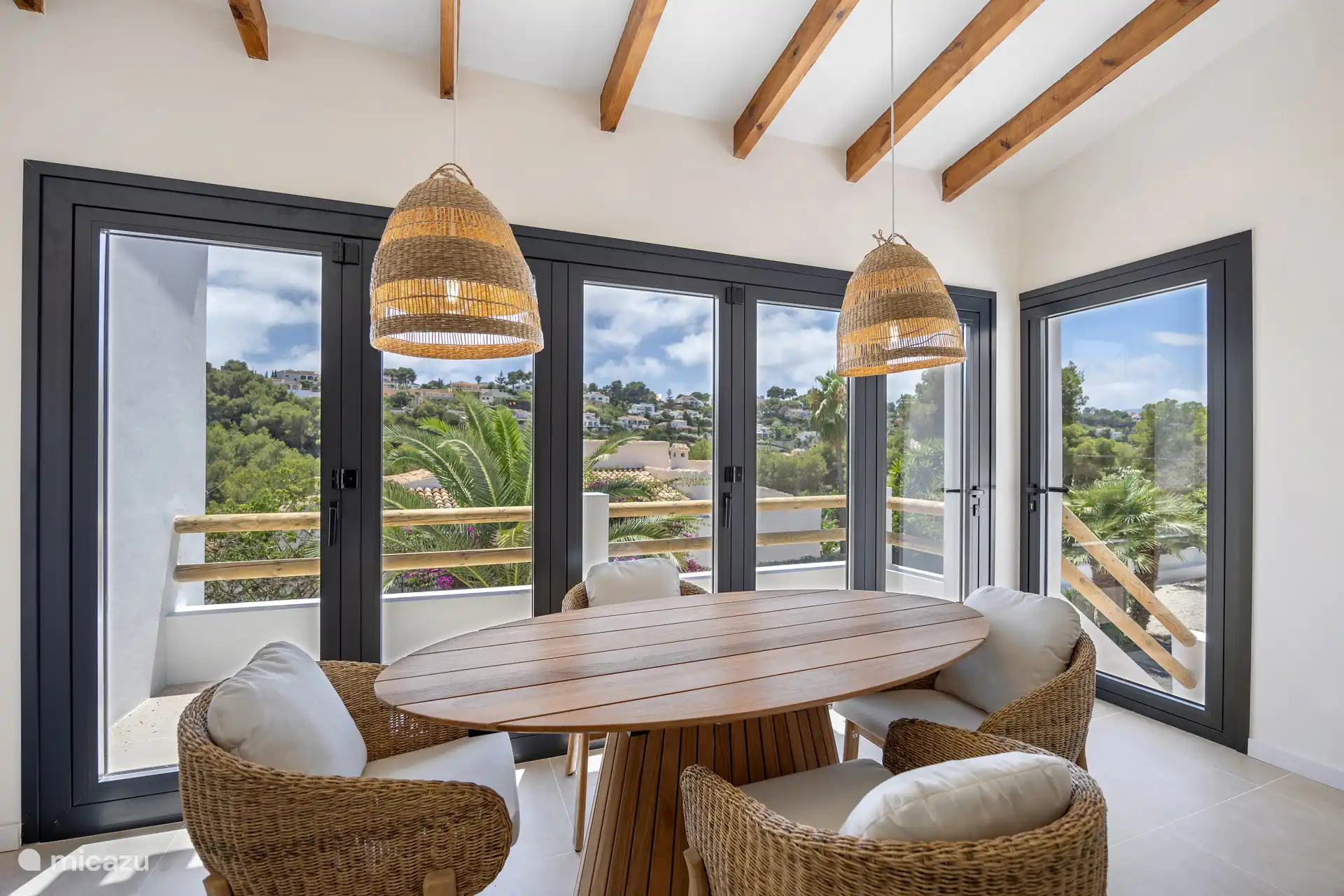 Mesa de comedor en la planta superior de la villa