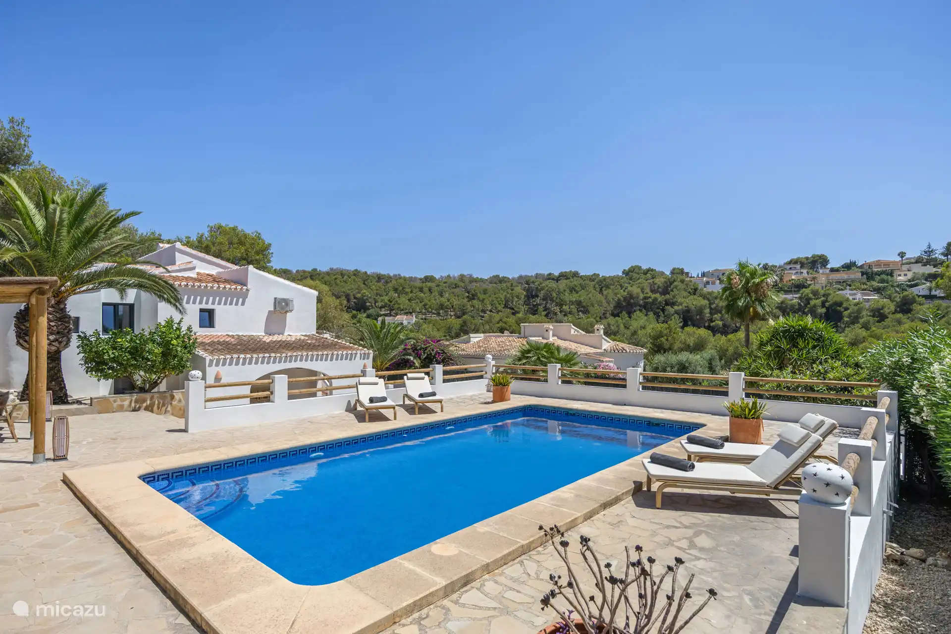 Preciosa y espaciosa piscina privada con 8 cómodas tumbonas, orientada al sur, para disfrutar del sol durante todo el día