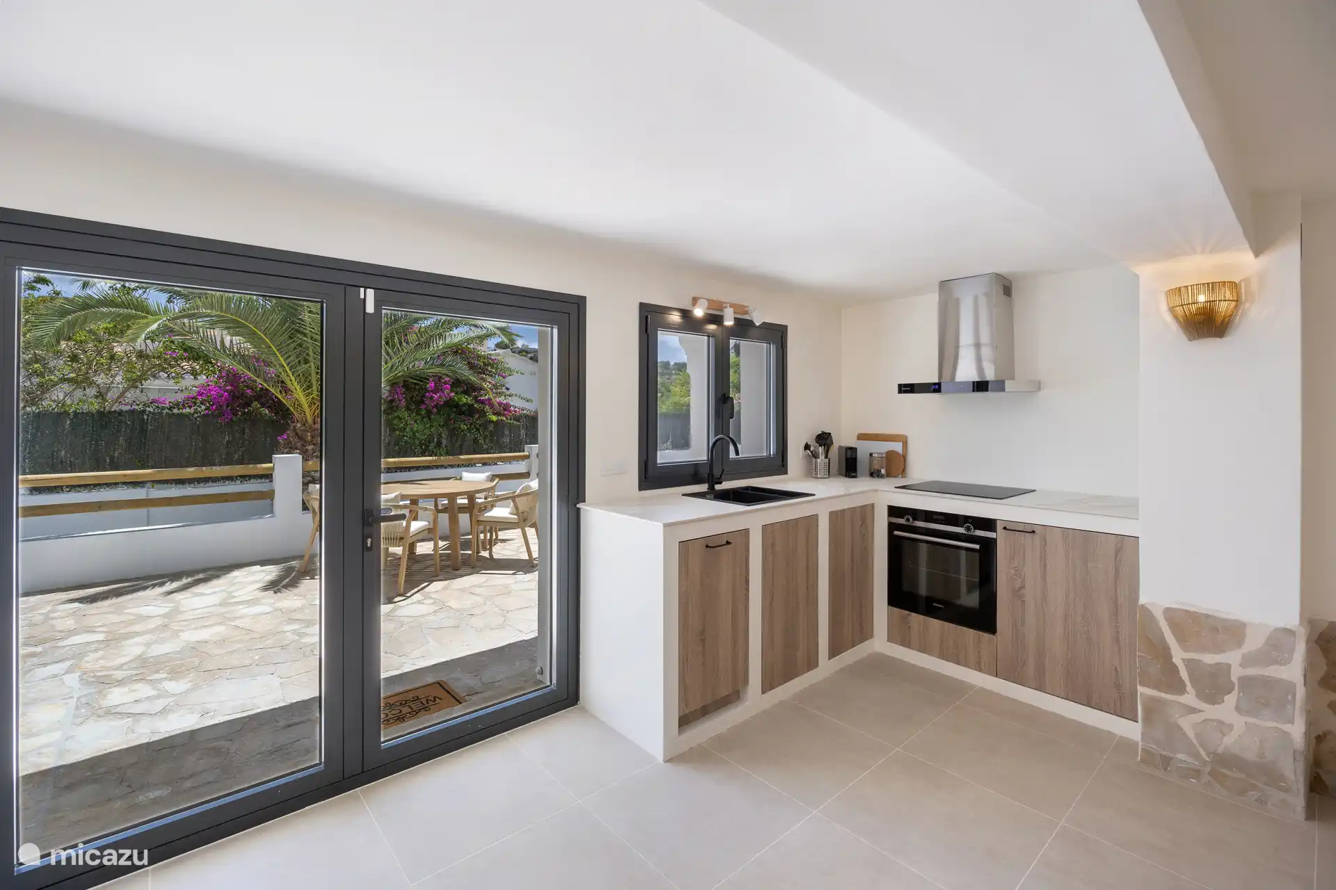 Cocina del apartamento con vitrocerámica, microondas y lavavajillas pequeño