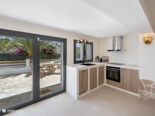 Casa Salud - Belle Villa Familiale  | Espagne, Costa Blanca, Jávea - villa Cuisine de l’appartement avec plaque vitrocéramique, micro-ondes et petit lave-vaisselle