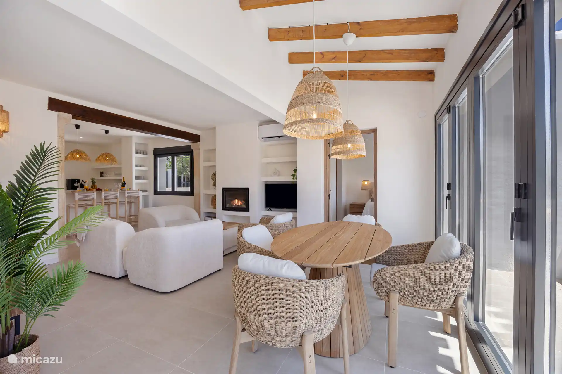 Acogedora sala de estar amueblada con zona de comedor