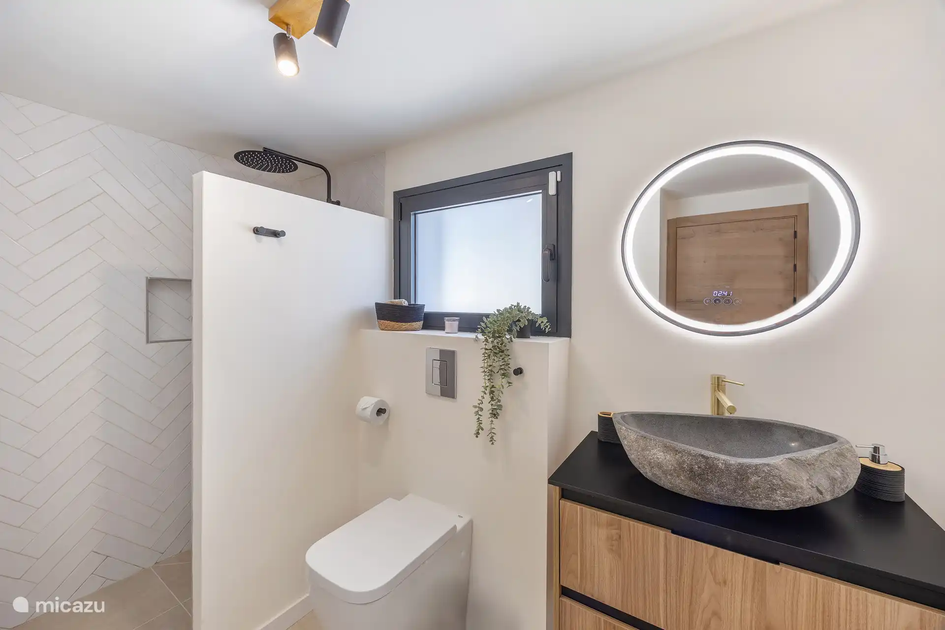 Cuarto de baño con lavadero, inodoro y ducha a ras de suelo