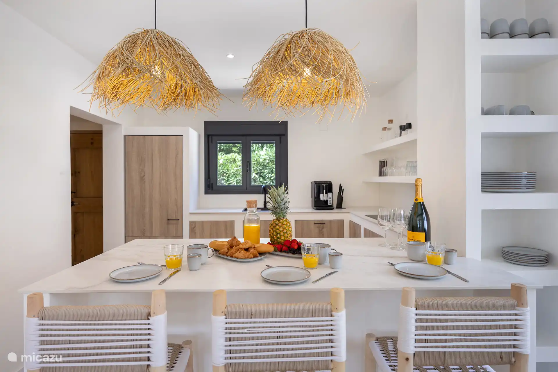 Cocina abierta con barra desayunadora. 