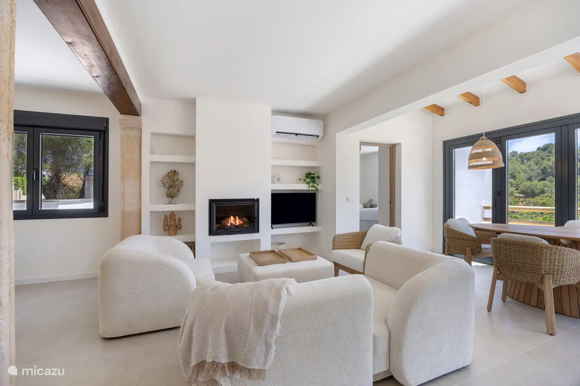 Acogedor salón con chimenea