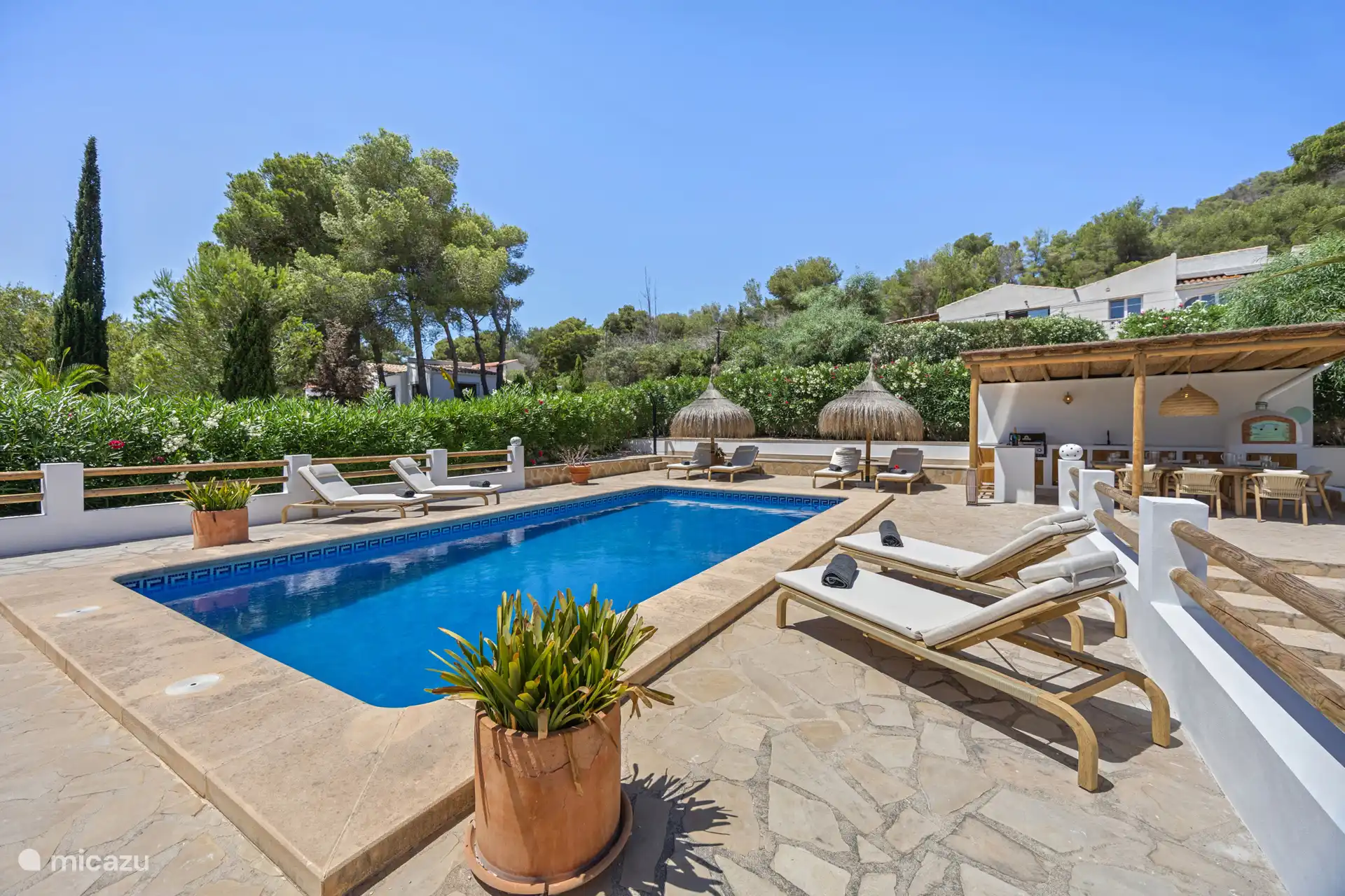 Piscina muy espaciosa con 8 cómodas tumbonas, totalmente orientada al sur, por lo que el sol todo el día