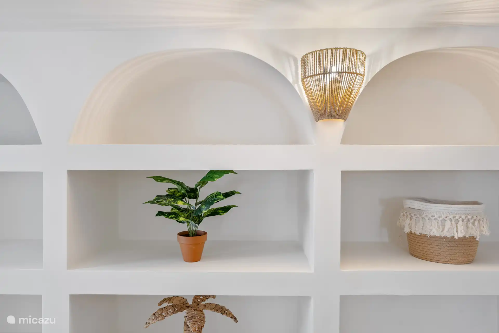 Espacio abierto en el armario para la ropa 