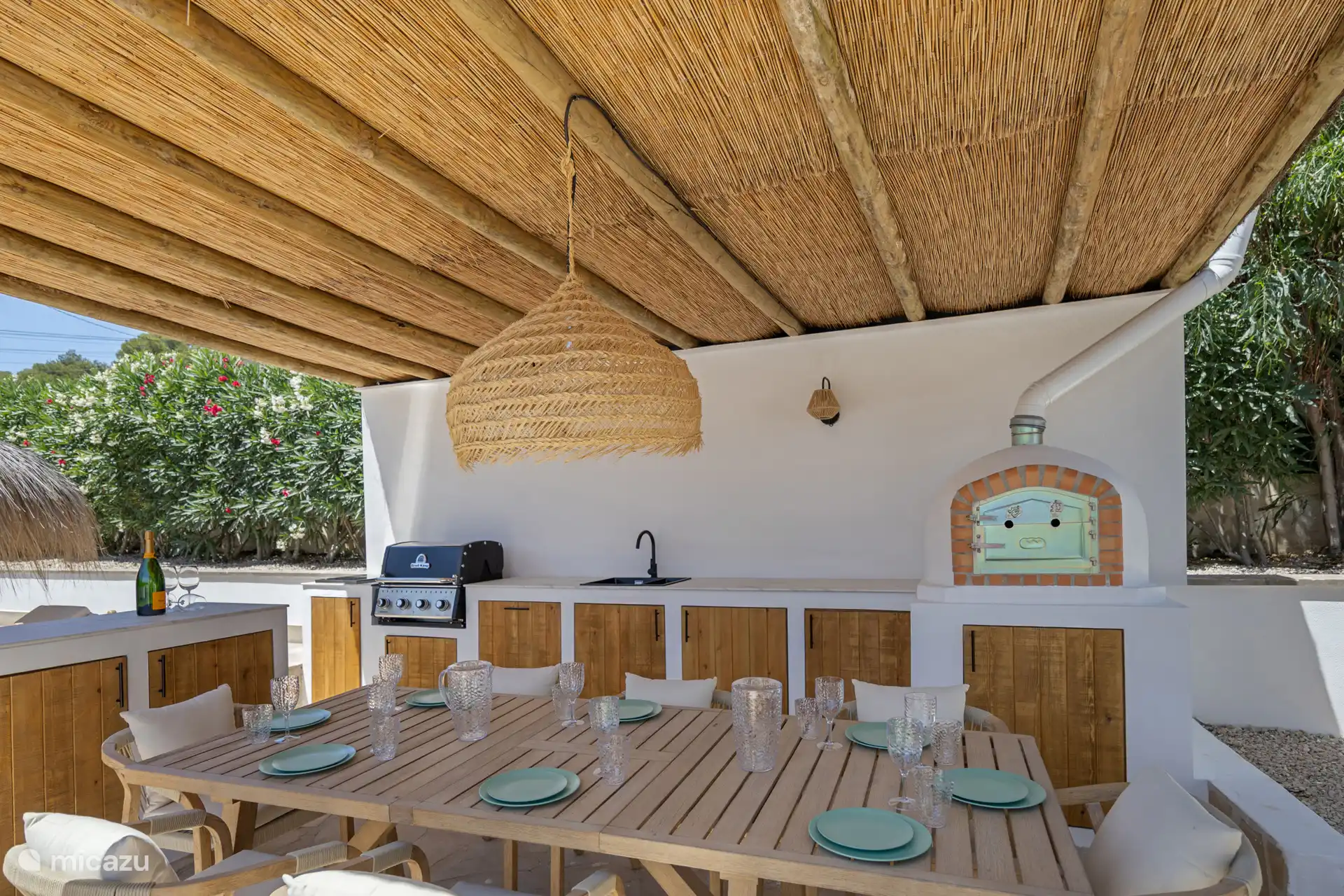 El lugar ideal para relajarse junto a la piscina