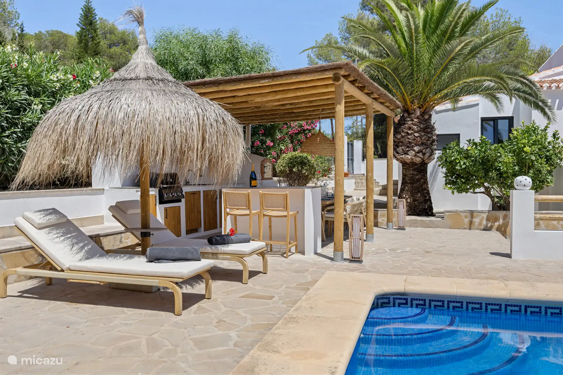 Piscina, terraza y cocina exterior