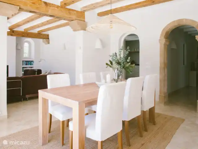 Casa La Luz huren in Spanje, Costa Blanca, Jávea - villa De stijlvolle eetkamer ligt in het verlengde van de woonkamer met grote eettafel.