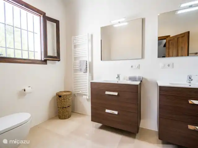 Casa La Luz huren in Spanje, Costa Blanca, Jávea - villa De badkamers zijn allen voorzien van wastafels, inloopdouche en toilet.