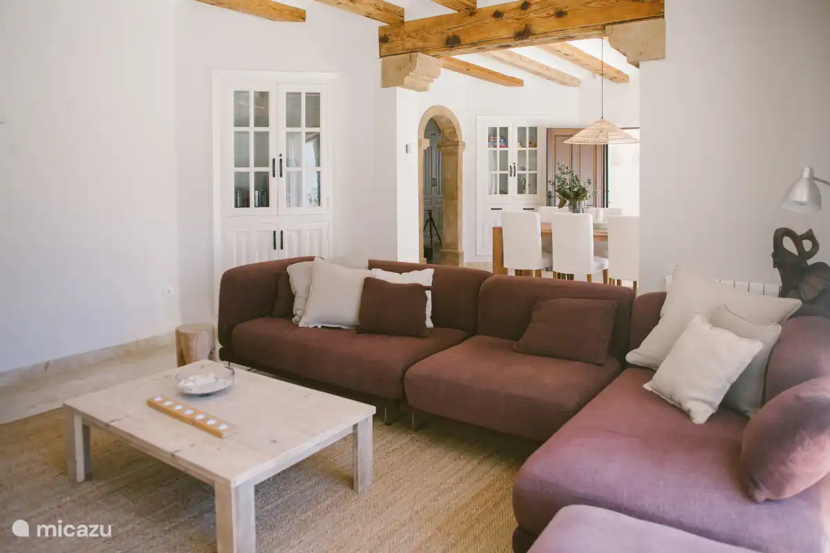 In the spacious and well-furnished living room you will find a comfortable corner sofa, luxury armchair, air conditioning, a fireplace and a satellite television with Dutch channels.