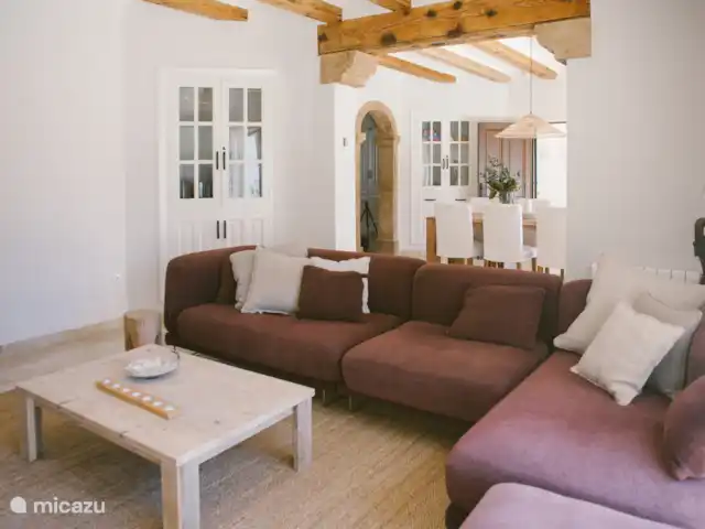 Casa La Luz huren in Spanje, Costa Blanca, Jávea - villa In de ruime en goed ingerichte woonkamer vind je een comfortabele hoekbank, luxe fauteuil, airconditioning, een open haard en een satelliet televisie met Nederlandse zenders.