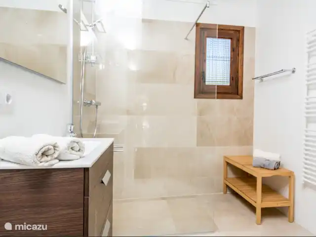 Casa La Luz huren in Spanje, Costa Blanca, Jávea - villa De badkamers zijn allen voorzien van wastafels, inloopdouche en toilet.